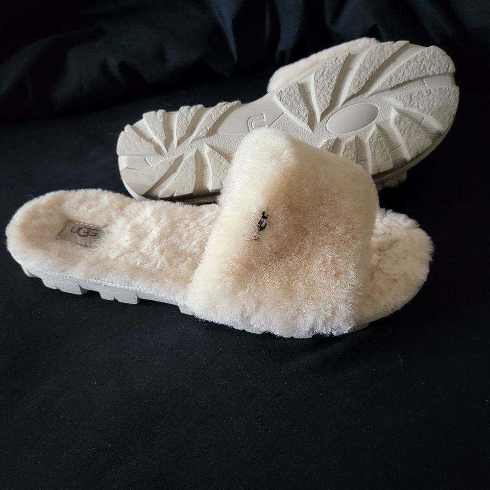 Uggs Women's size 9 fluffy slippers in cream